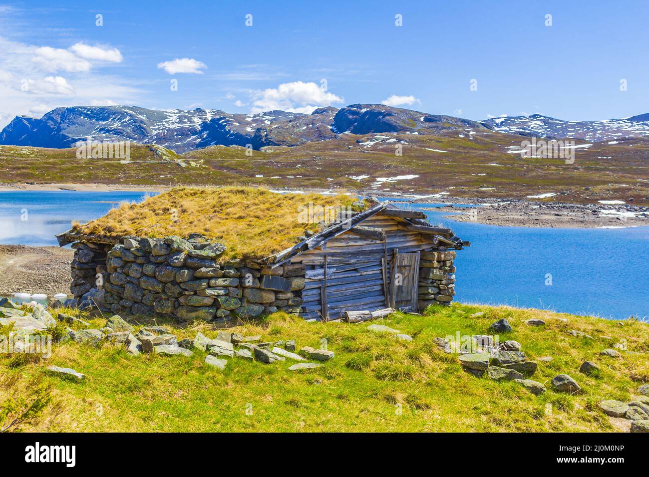 Vavatn lago panorama paesaggio cottage capanne nevose montagne Hemsedal Norvegia. Foto Stock