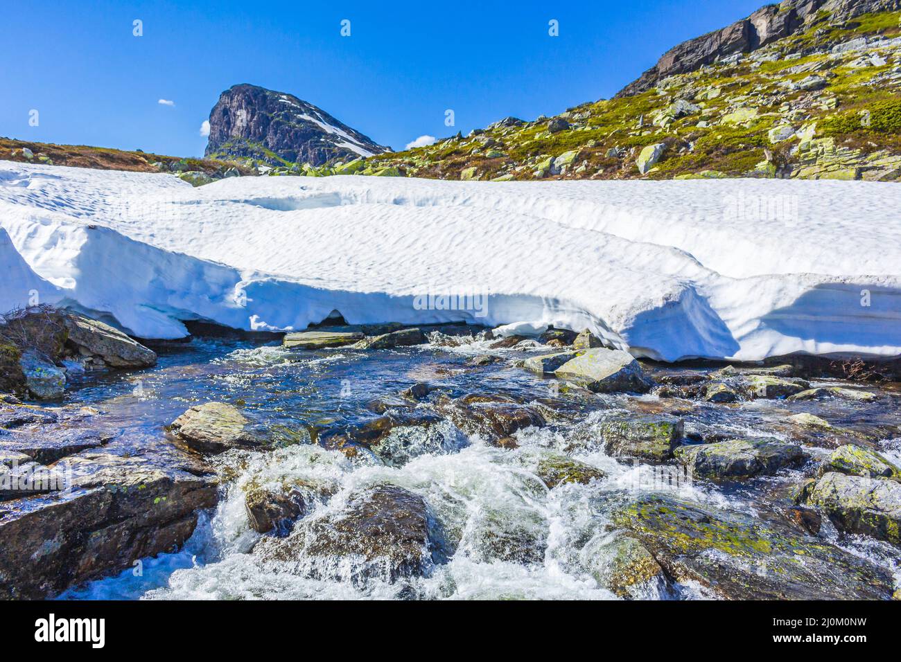 Neve in estate al monte StorehÃ¸dn cascata Hemsedal Norvegia. Foto Stock