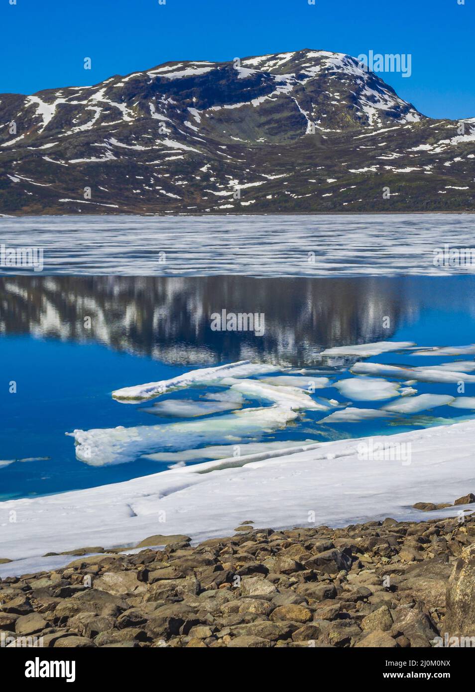 Ghiacciato lago turchese Vavatn panorama in estate paesaggio Hemsedal Norvegia. Foto Stock