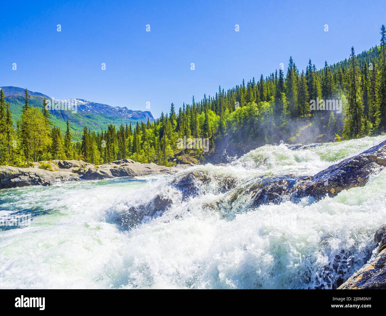 Fiume veloce acqua di bella cascata Rjukandefossen Hemsedal Norvegia. Foto Stock