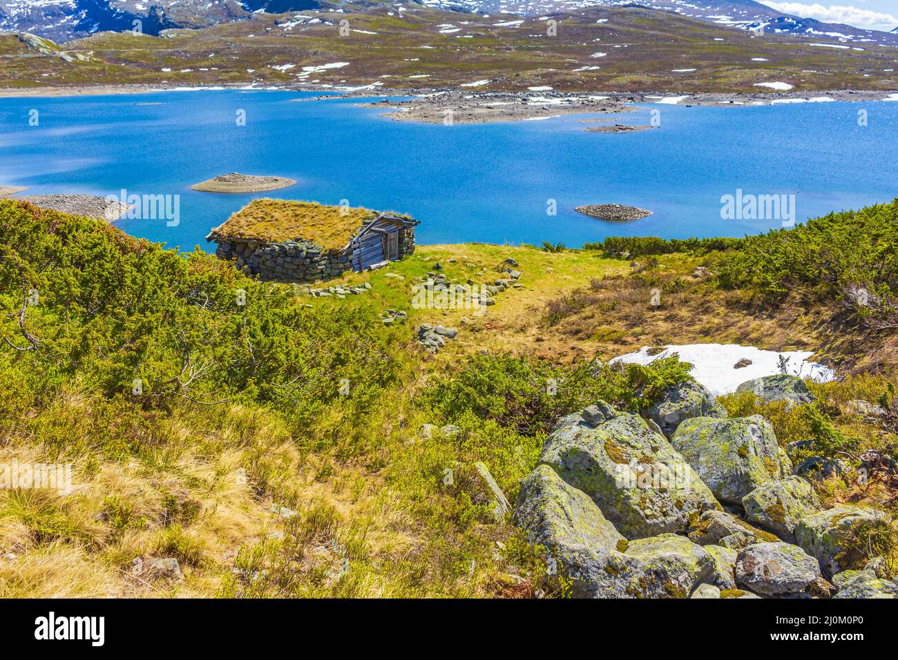 Vavatn lago panorama paesaggio cottage capanne nevose montagne Hemsedal Norvegia. Foto Stock