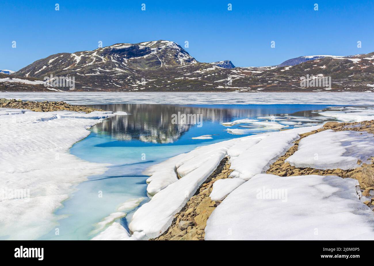 Ghiacciato lago turchese Vavatn panorama in estate paesaggio Hemsedal Norvegia. Foto Stock
