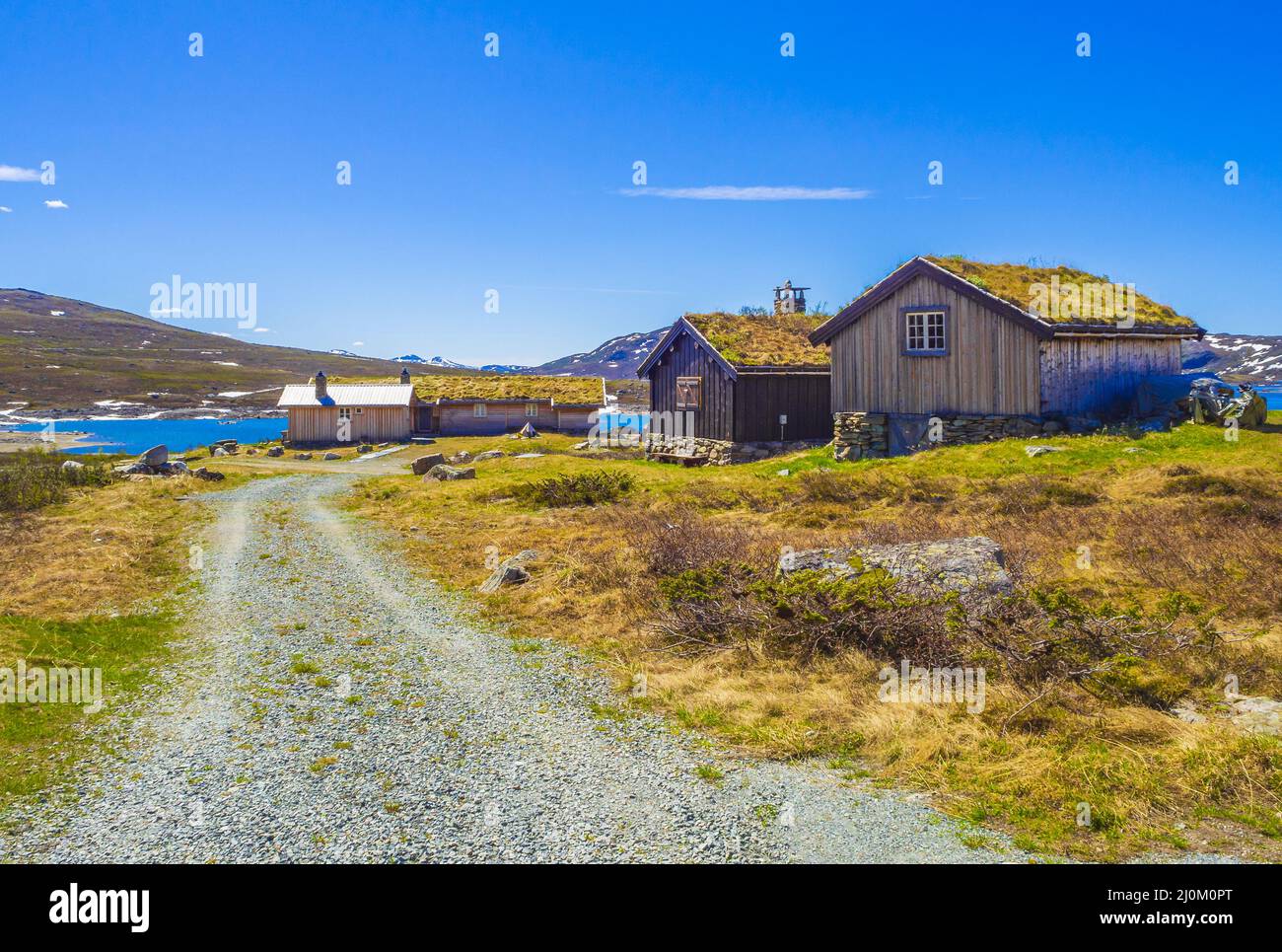 Vavatn lago panorama paesaggio cottage capanne nevose montagne Hemsedal Norvegia. Foto Stock