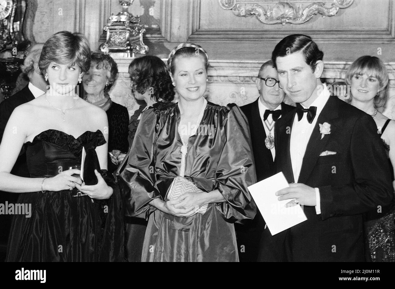 Lady Diana Spencer ha partecipato al suo primo coinvolgimento pubblico stasera, quando è entrata a far parte del Principe Carlo in un concerto di Gala Charity presso la Goldsmith's Hall di Londra, in aiuto della Royal Opera House.la Principessa Grace di Monaco è al centro. Nota per i redattori : Diana indossa un abito nero, come si vede nelle immagini a colori di Mirrorpix di questo evento. Foto scattata il 9th marzo 1981 Foto Stock