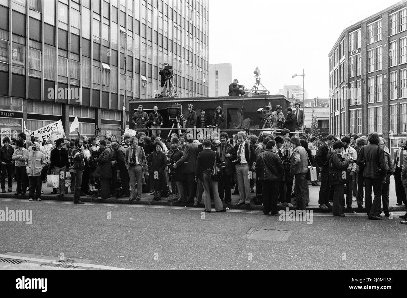 Scene fuori dal Bailey vecchio l'ultimo giorno del processo di Peter Sutcliffe, lo Yorkshire Ripper. 24th maggio 1981. Foto Stock