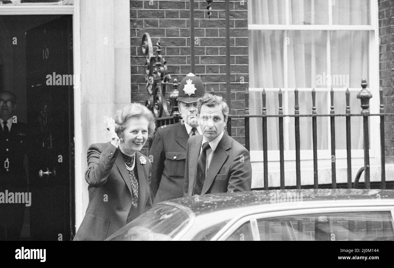 Margaret Thatcher PM raffigurato fuori Downing Street, Londra, mercoledì 7th aprile 1982. Lasciando Downing Street, sulla strada per la Camera dei Comuni. Foto Stock