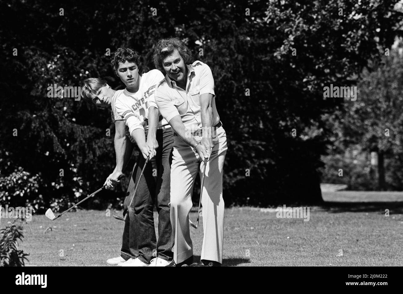 Dickie Davies di ITV con i suoi due figli, Pete (capelli leali) e Dan, raffigurati nella loro casa Hampshire. 10th settembre 1980. Foto Stock