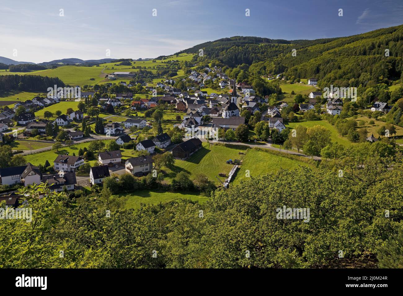 Paesaggio con il distretto di Duedinghausen nella città di Medebach, Sauerland, Germania Foto Stock