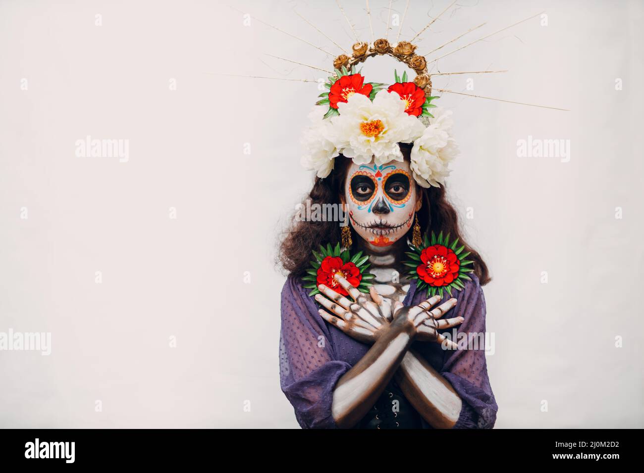 Donna con teschio messicano Halloween trucco sul suo viso. Giorno dei morti e Halloween Foto Stock