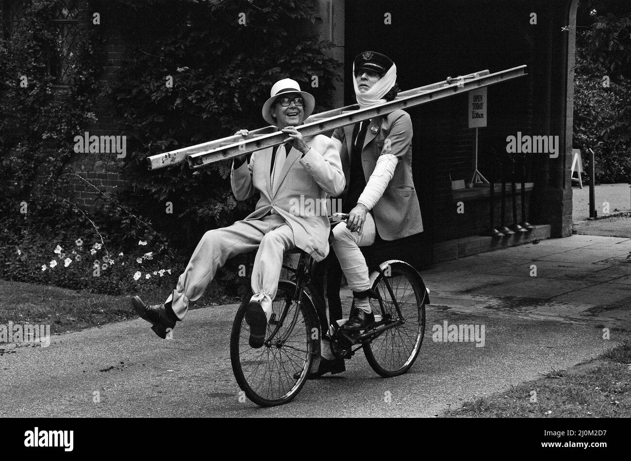Eric Morecambe e Tom Baker in location al castello di Hever, dove stanno realizzando un film comico. 18th agosto 1982. Foto Stock
