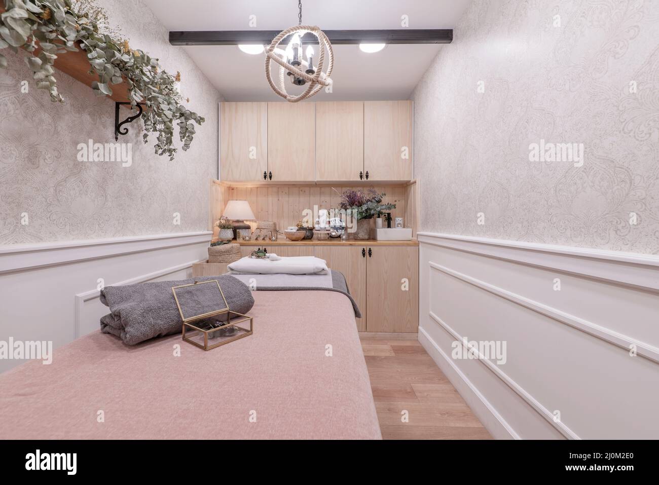 Tavolo coperto con un panno in una cabina di un salone di bellezza con molti dettagli in legno Foto Stock