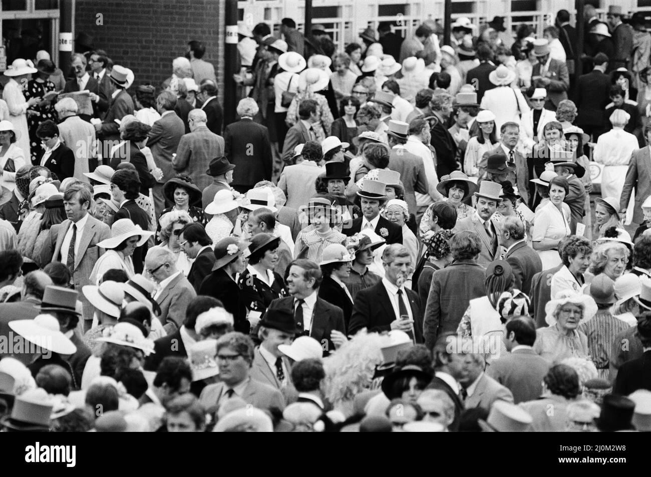 Lady Diana Spencer, al centro del cappello a nastro e della parte superiore a strisce, gode la giornata con alcuni amici l'ultimo giorno di Royal Ascot. Alcuni goers di corsa sulla destra dell'immagine riconoscono Lady Diana e guardano intorno per ottenere un'occhiata di lei. Ascot 1981, fu la prima visita ufficiale di Lady Diana Spencer alle gare di Ascot, come futuro membro della Famiglia reale. Foto scattata il 18th giugno 1981. Foto Stock