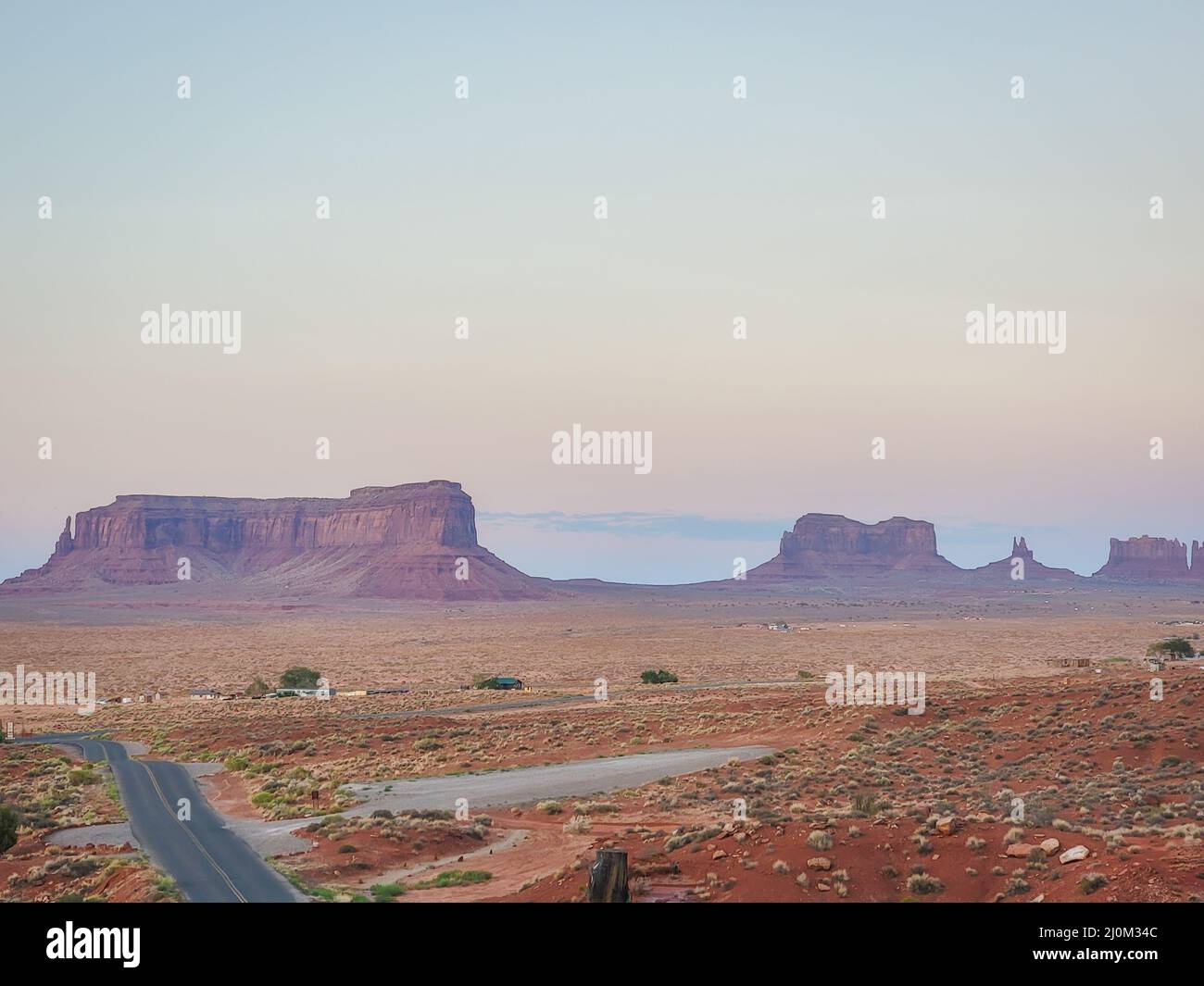 Vista della Navajo Nation Monument Valley. Strada diritta. Punto di grumo della foresta Foto Stock