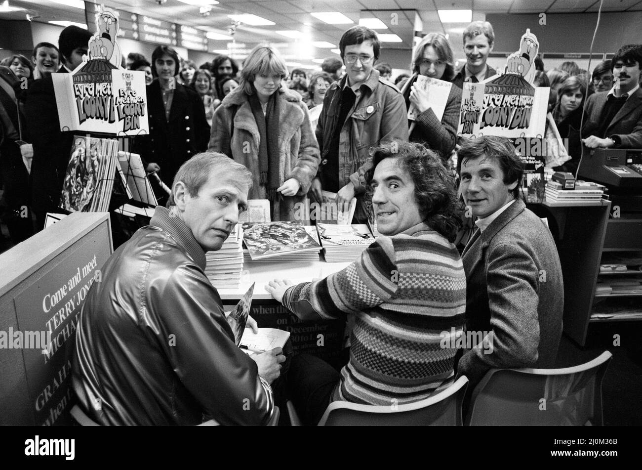 Tre dei team di commedia Monty Python, Graham Chapman, Terry Jones e Michael Palin, si trovavano a WHSmith presso l'Holborn Circus, firmando copie di alcuni dei loro libri. 8th dicembre 1980. Foto Stock