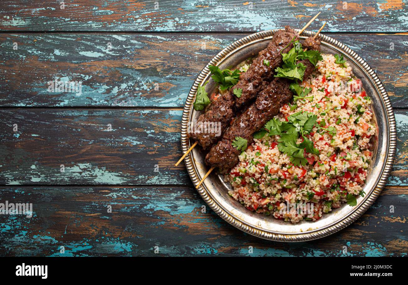 Kebab arabo turco con insalata di tabbouleh Foto Stock
