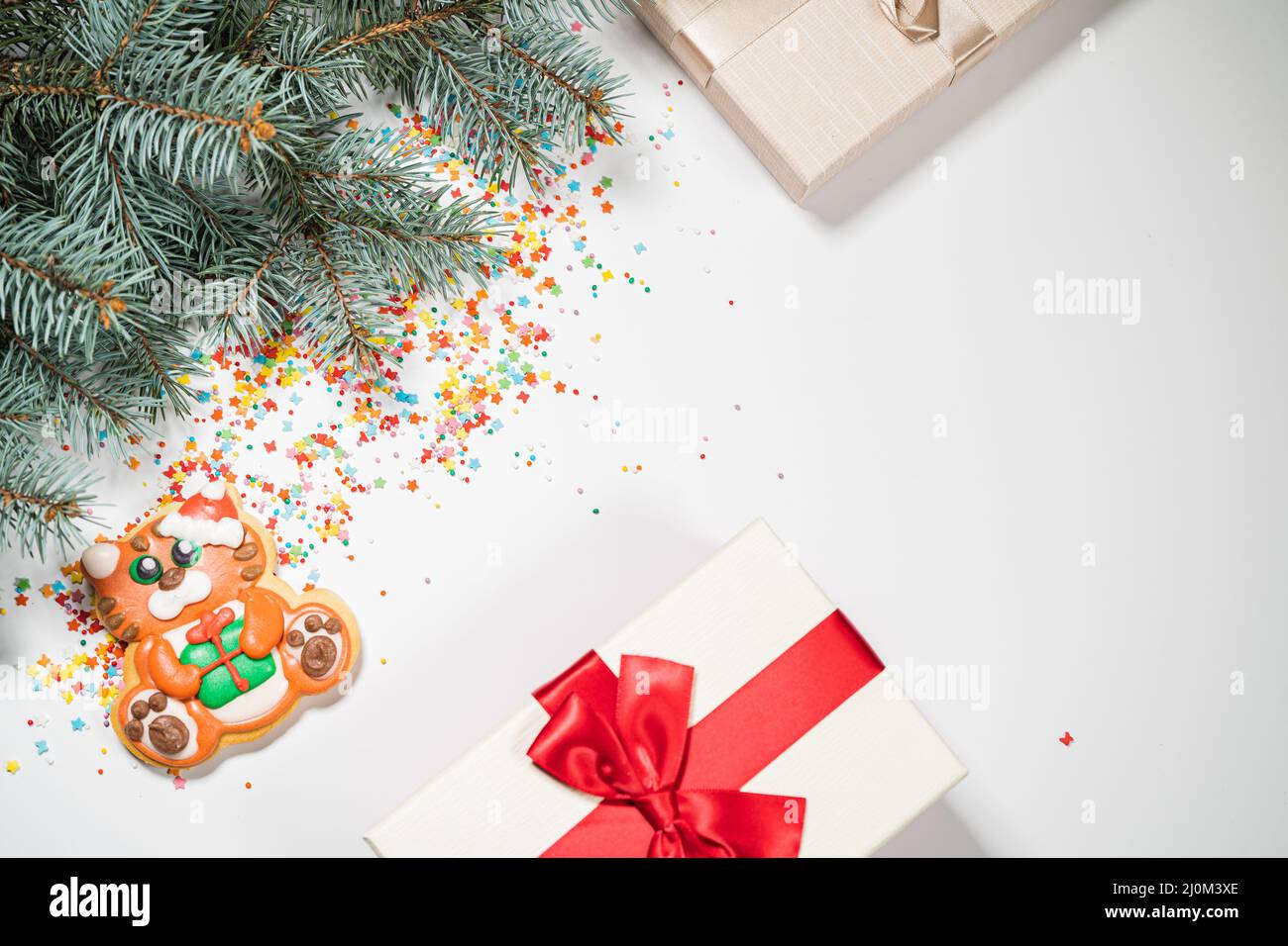 Sfondo natalizio con regalo e pan di zenzero . Carta dei gusti per le vacanze. Vista dall'alto, spazio di copia. Tradizioni familiari, fai da te, celebrazione co Foto Stock
