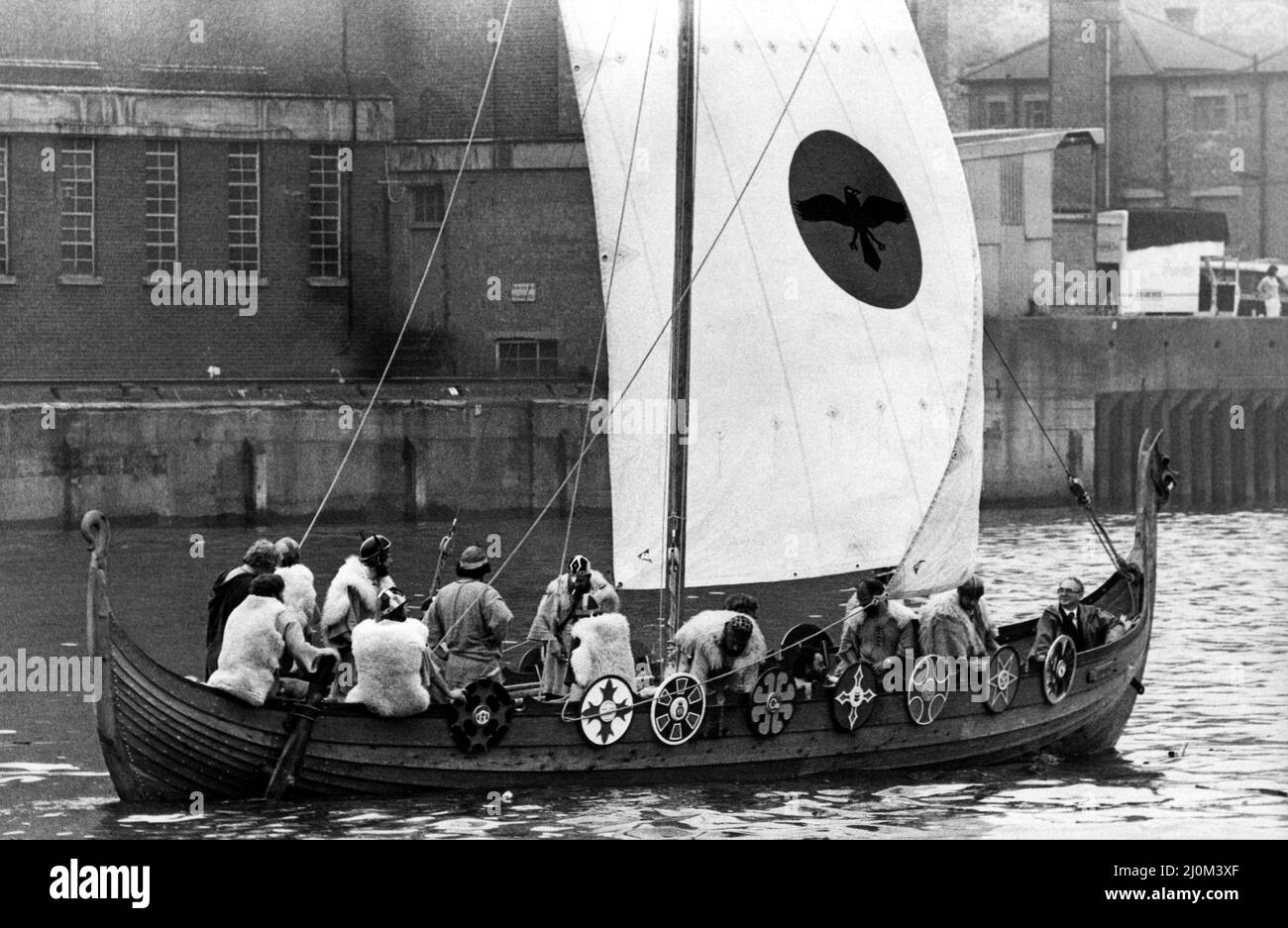 Un vichingo lungo barca che fa la sua strada sul fiume Tyne il 26th luglio 1980 Foto Stock