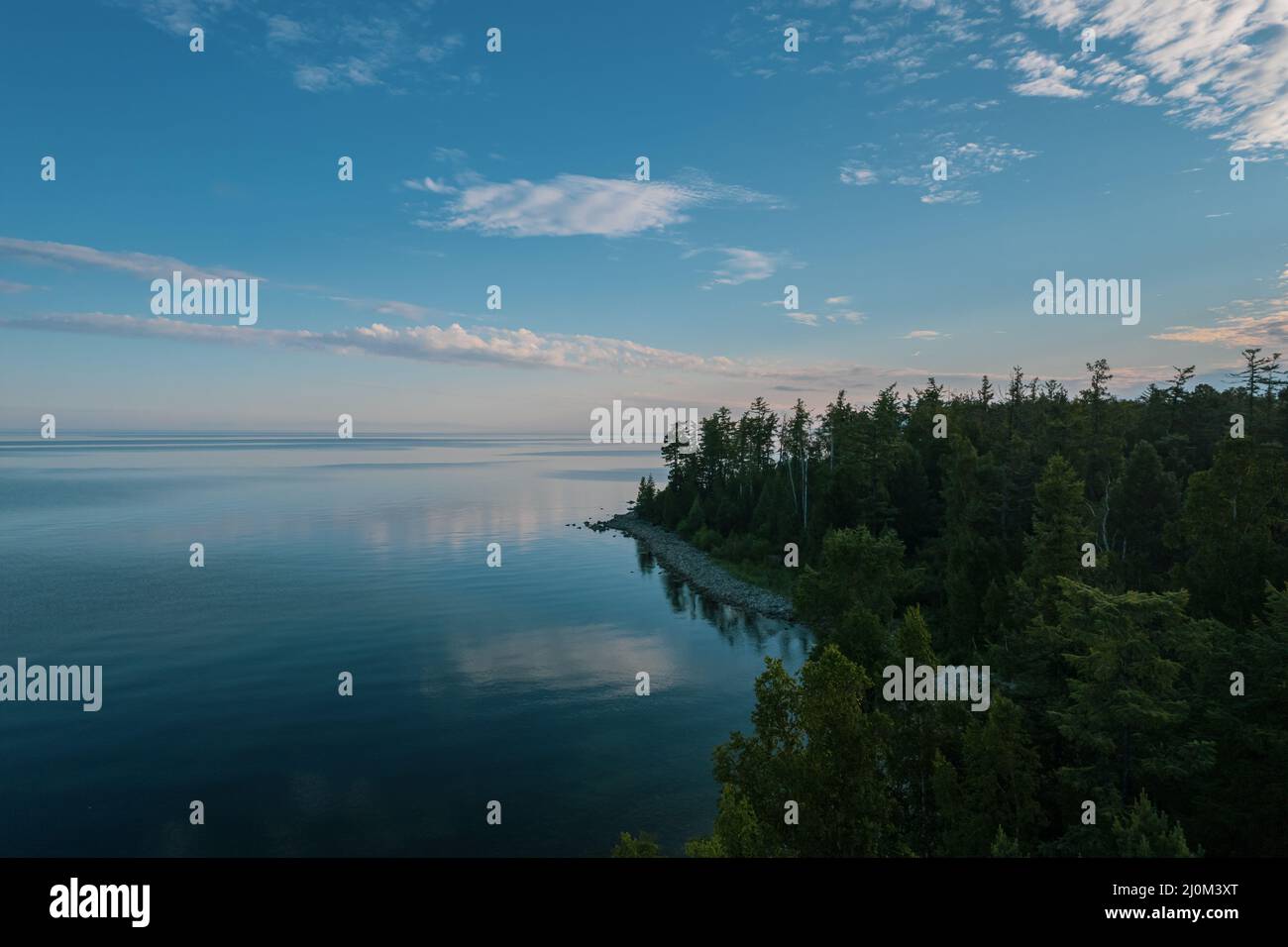 Summertime immagini del Lago Baikal in mattina è un lago di rift situato nel sud della Siberia, Russia. Baikal lago paesaggio estivo vi Foto Stock