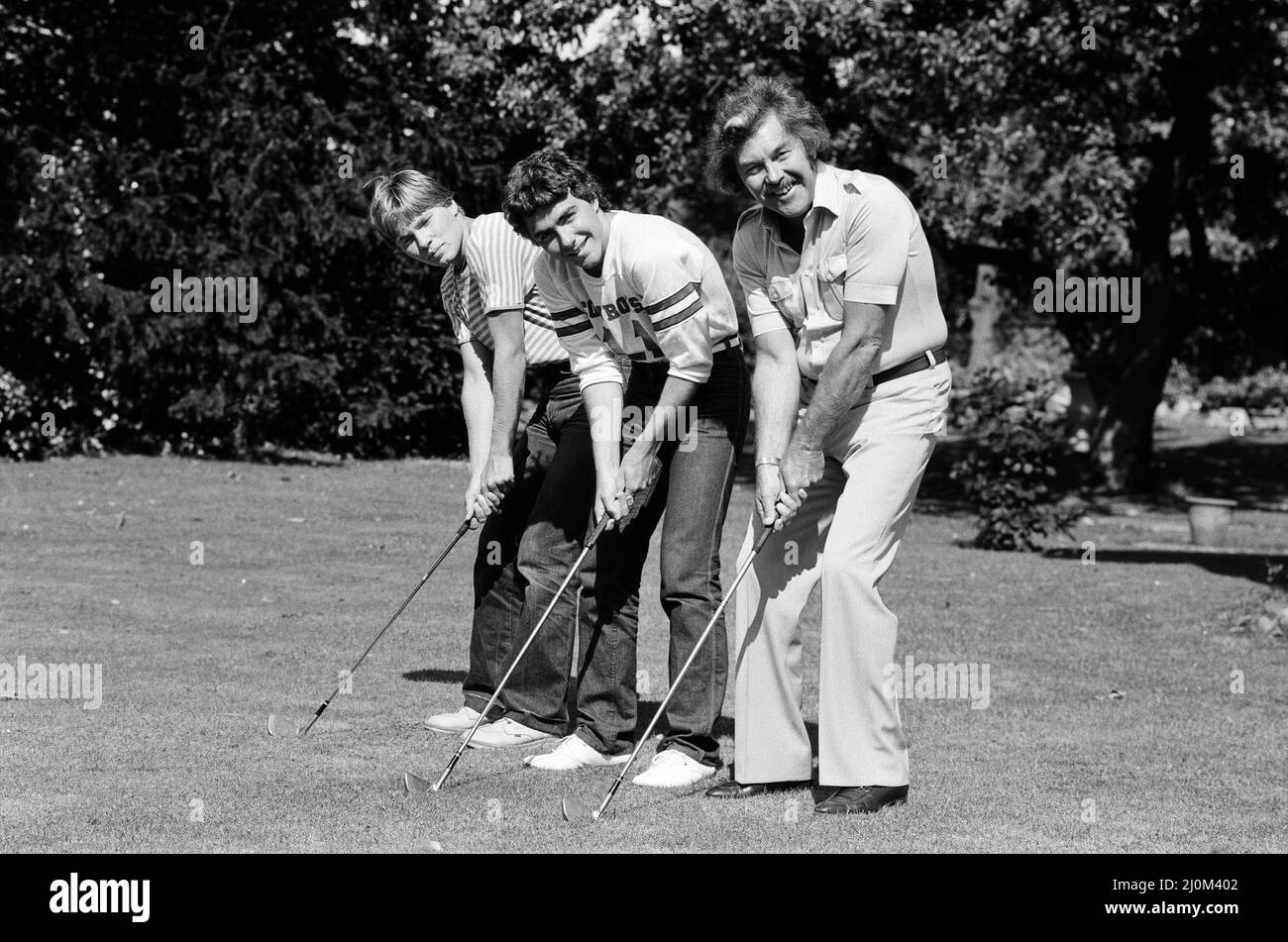 Dickie Davies di ITV con i suoi due figli, Pete (capelli leali) e Dan, raffigurati nella loro casa Hampshire. 10th settembre 1980. Foto Stock