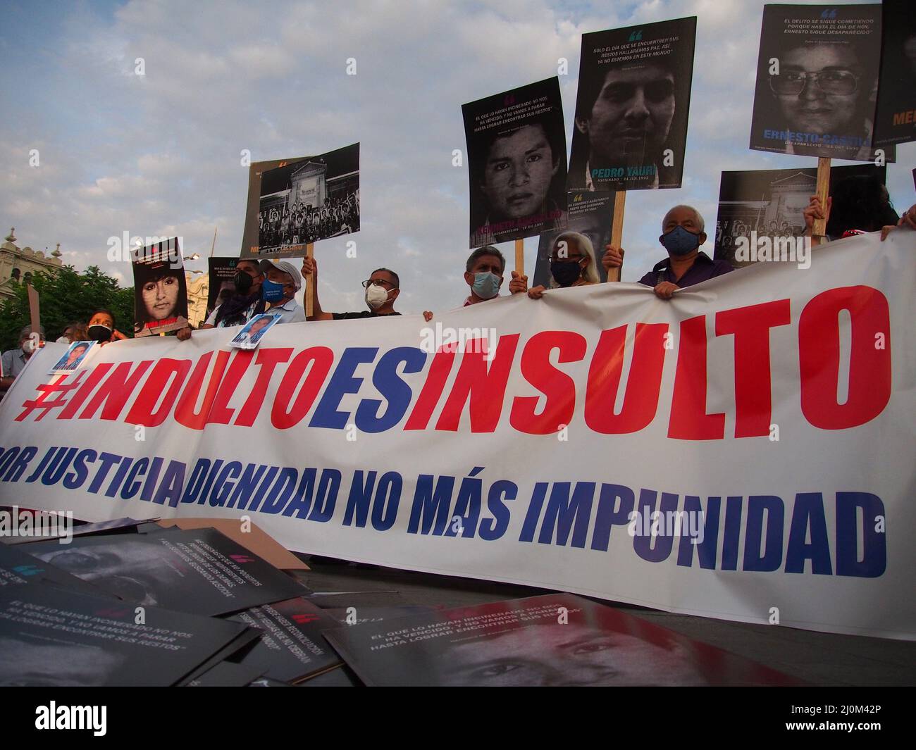 "L'indulto è un insulto” può essere letto su un banner quando la gente partecipa a una protesta contro l'indulto dell'ex presidente peruviano Alberto Fujimori con decisione della Corte costituzionale (TC) che ha accettato un 'Habeas Corpus' chiedendo l'annullamento di una risoluzione giudiziaria che ha sospeso il perdono concesso in 2017 a Fujimori, che sta condannando 25 anni di carcere per i massacri di Barrios Altos (1991) e la Cantuta (1992) e altri crimini. Foto Stock