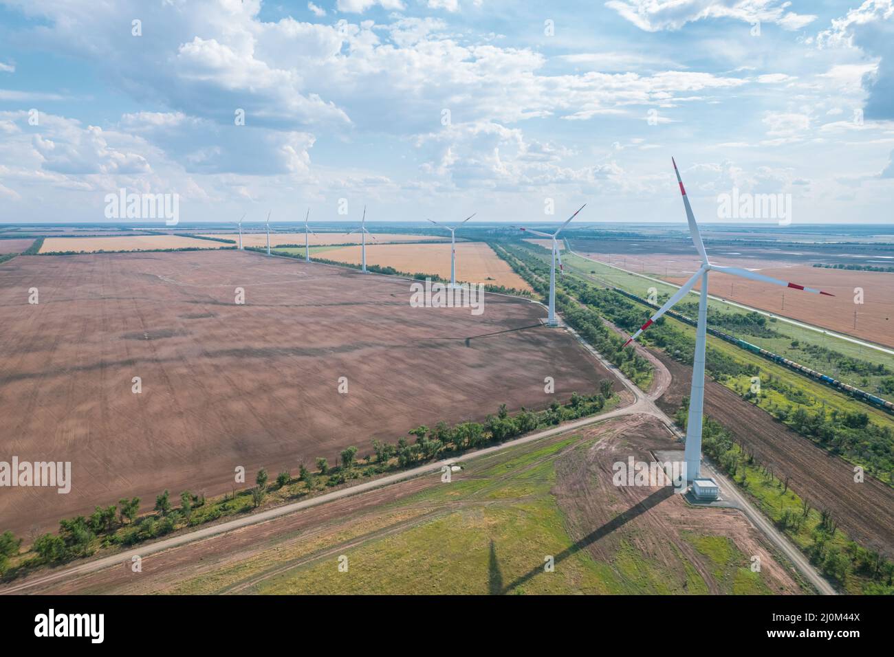 Vista aerea della turbina eolica è una popolare fonte di energia sostenibile e rinnovabile su un bel cielo nuvoloso. Turbine eoliche Foto Stock