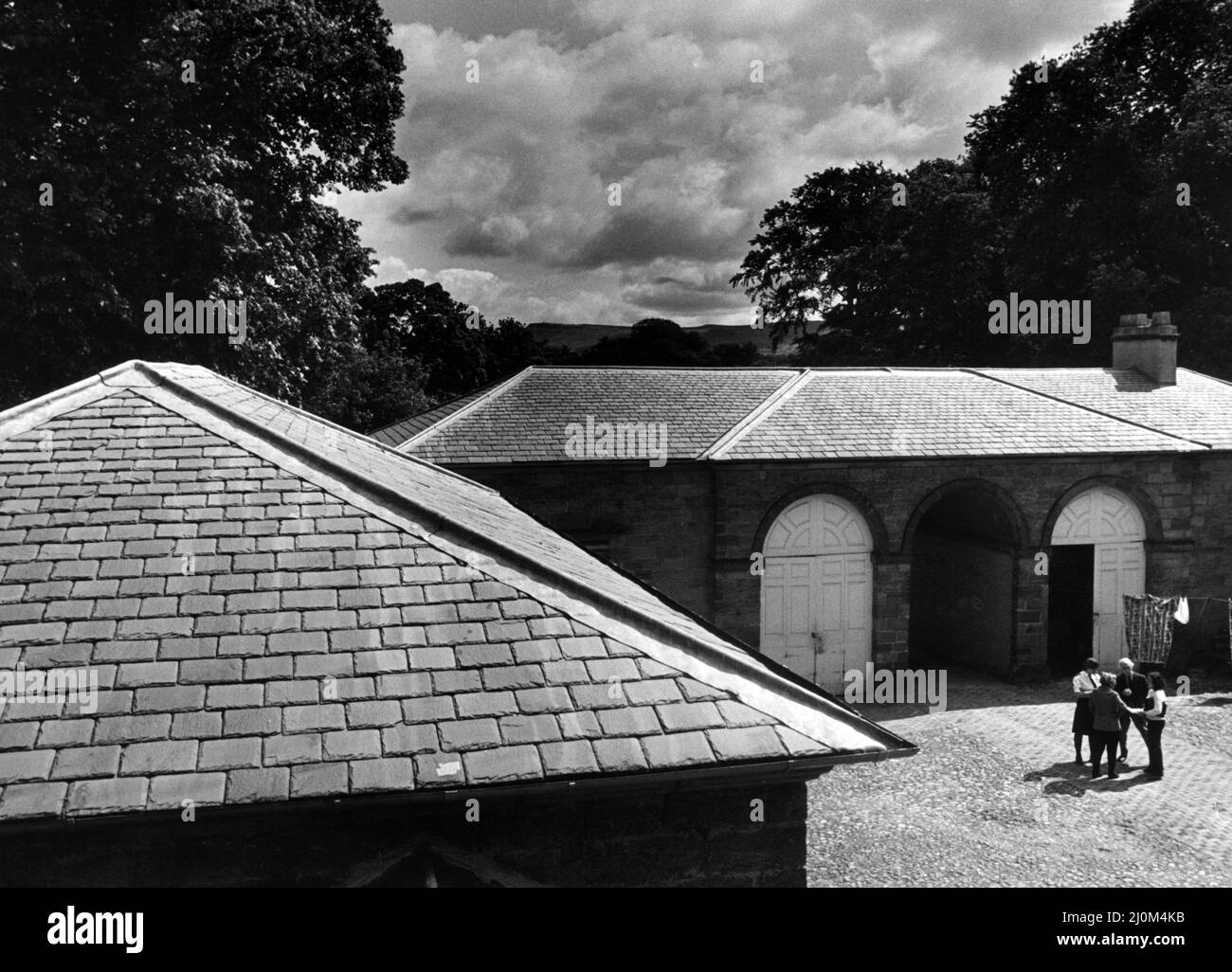 Una vista diversa del Nab di Aston come le nuvole banca sopra le colline raffigurate dalle scuderie a Ormesby Hall. 14th giugno 1981. Foto Stock