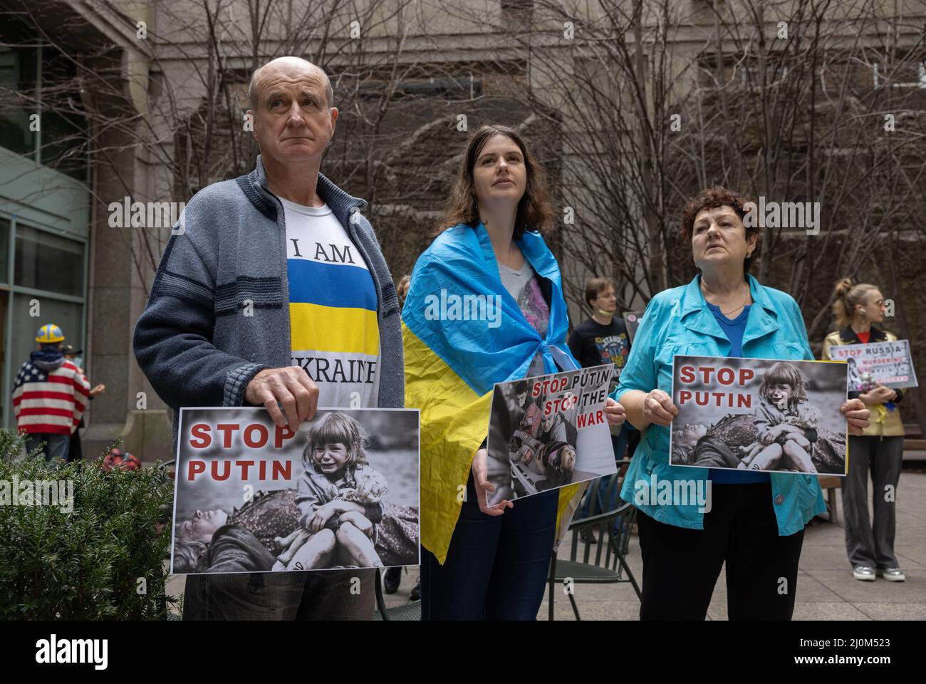 NEW YORK, N.Y. – 19 marzo 2022: I manifestanti del Plaza delle Nazioni Unite protestano contro l’invasione dell’Ucraina da parte della Russia. Foto Stock