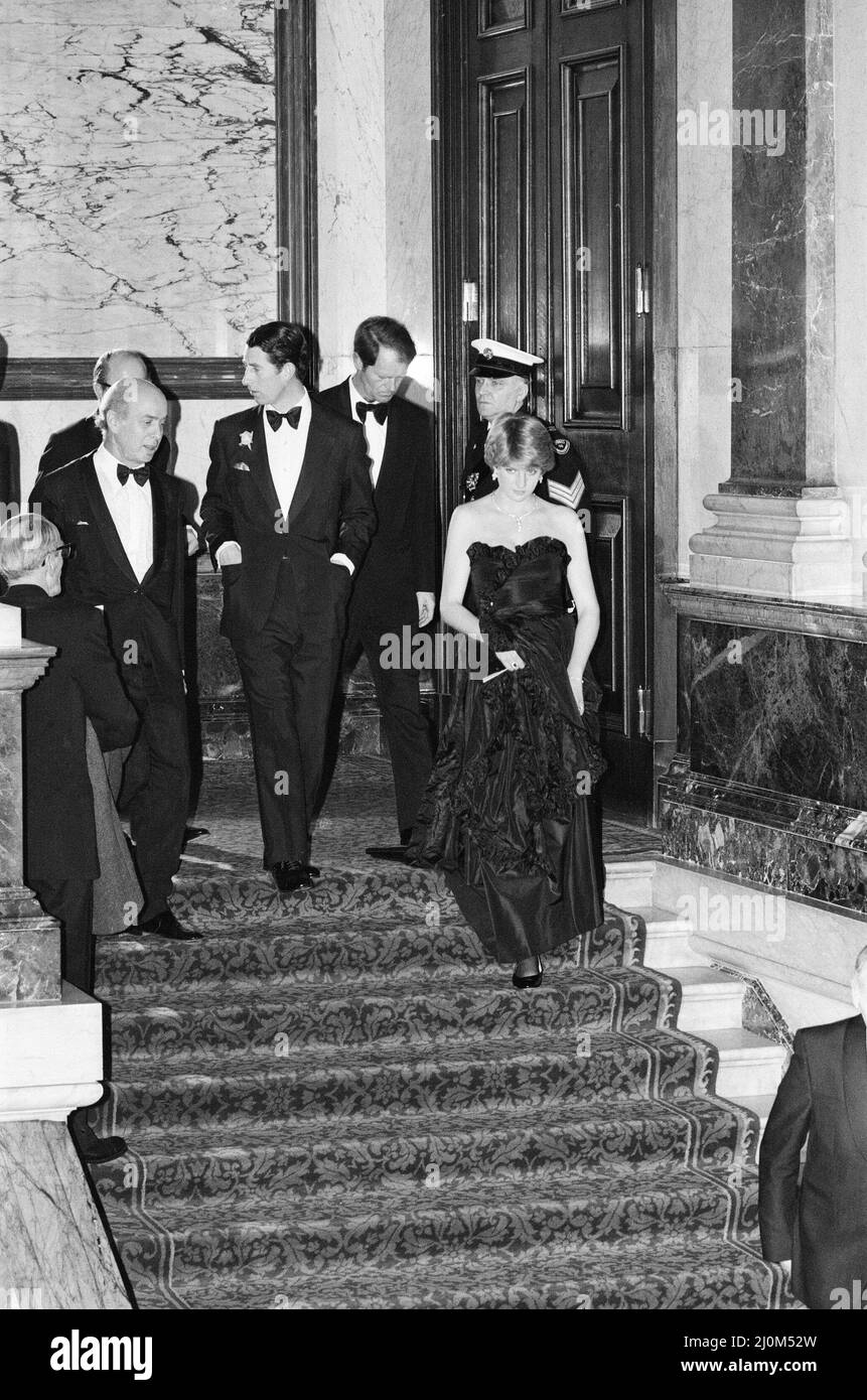 Lady Diana Spencer ha partecipato al suo primo coinvolgimento pubblico stasera, quando è entrata a far parte del Principe Carlo in un concerto di Gala Charity presso la Goldsmith's Hall di Londra, in aiuto della Royal Opera House. La Principessa Grace di Monaco partecipa anche all'evento, come visto in altre cornici in questo set. Nota per i redattori : Diana indossa un abito nero, come si vede nelle immagini a colori di Mirrorpix di questo evento. Foto scattata il 9th marzo 1981 Foto Stock