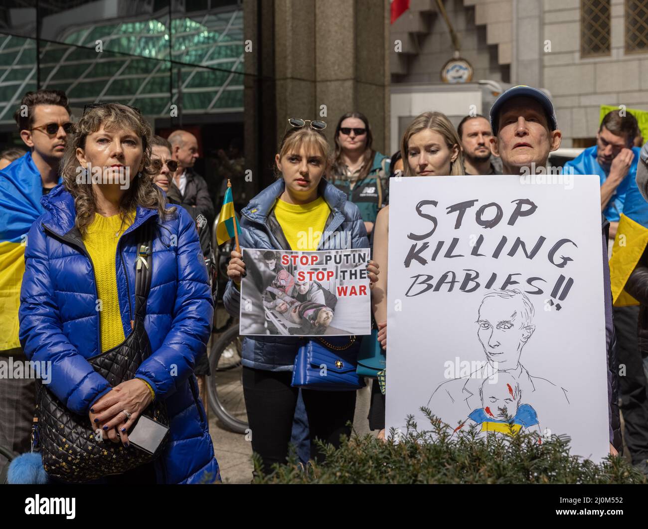 NEW YORK, N.Y. – 19 marzo 2022: I manifestanti del Plaza delle Nazioni Unite protestano contro l’invasione dell’Ucraina da parte della Russia. Foto Stock