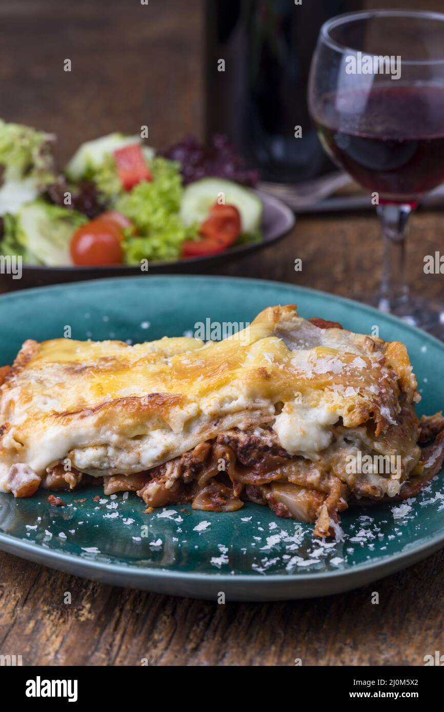 Lasagne con Parmigiano sul piatto Foto Stock