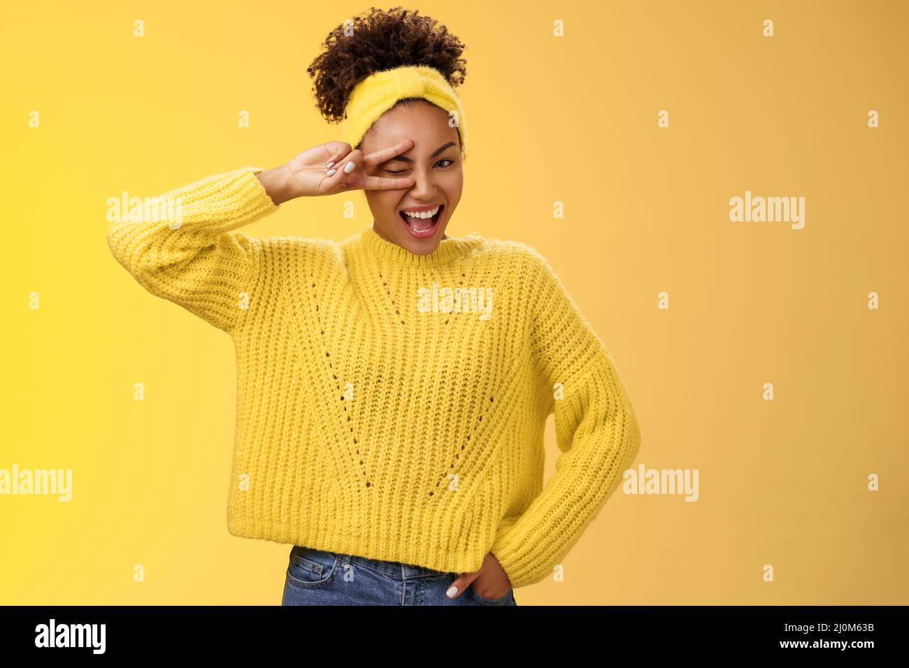 Amichevole auto-assicurato energico afroamericano sorridente ragazza sana che vana atteggiamento positivo grinning allegro spettacolo pace vic Foto Stock