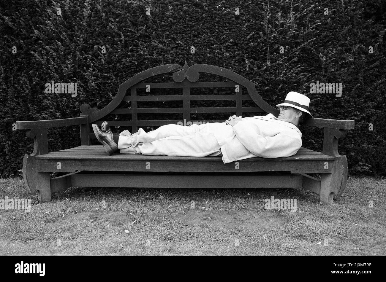 Eric Morecambe è in location al castello di Hever, dove sta realizzando un film comico. 18th agosto 1982. Foto Stock