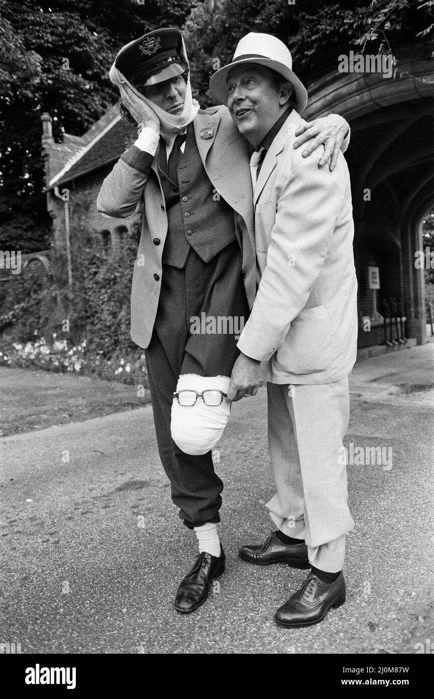 Eric Morecambe e Tom Baker in location al castello di Hever, dove stanno realizzando un film comico. 18th agosto 1982. Foto Stock