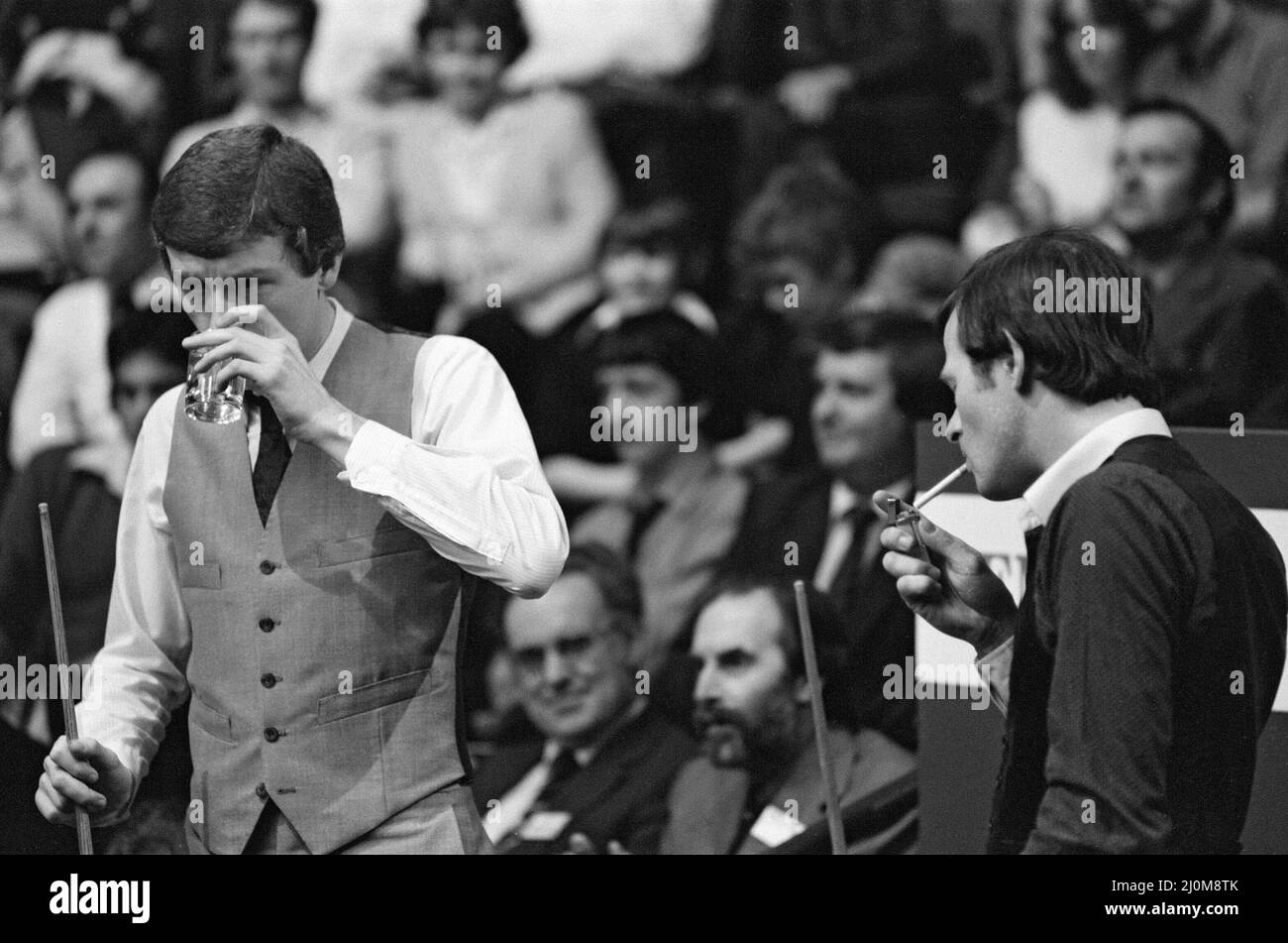 Embassy World Professional Snooker Championship al Crucible di Sheffield. Steve Davis e Alex 'Hurricane' Higgins. 13th aprile 1981. Foto Stock