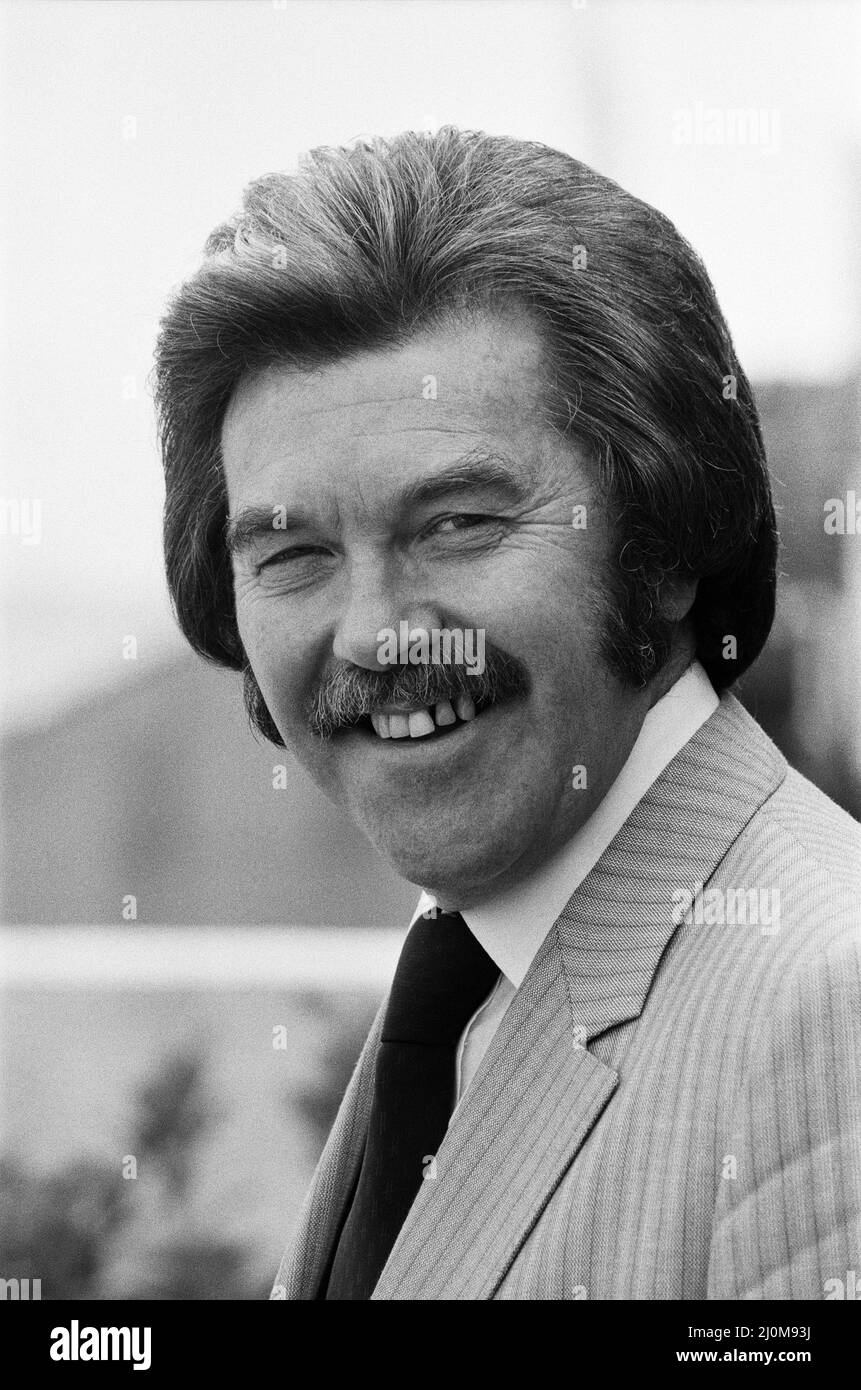 Dickie Davies ai London Weekend Studios. Presenterà la copertura dei Giochi Olimpici del 1980. 11th luglio 1980. Foto Stock
