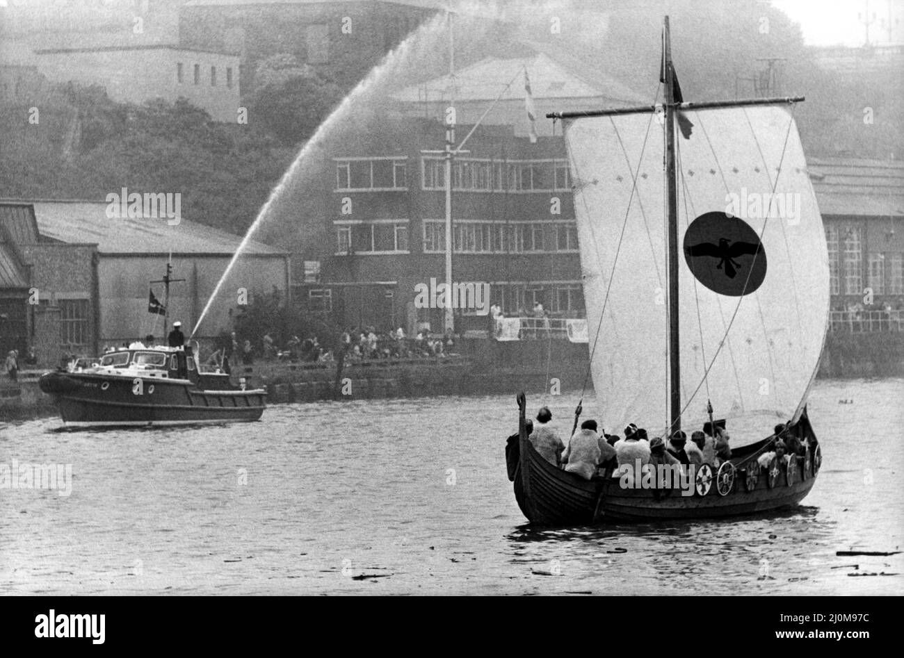 Vecchio e nuovo - Una barca di fuoco e vichinga lungo la barca sul fiume Tyne il 26th luglio 1980 Foto Stock