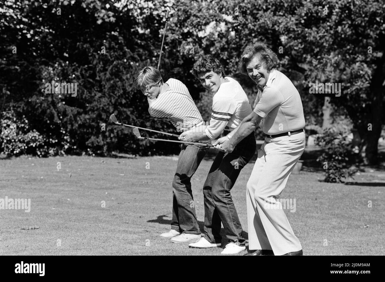 Dickie Davies di ITV con i suoi due figli, Pete (capelli leali) e Dan, raffigurati nella loro casa Hampshire. 10th settembre 1980. Foto Stock
