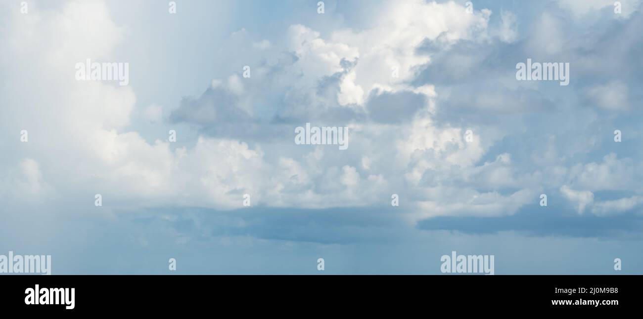 massa densa di nuvole in un cielo limpido Foto Stock
