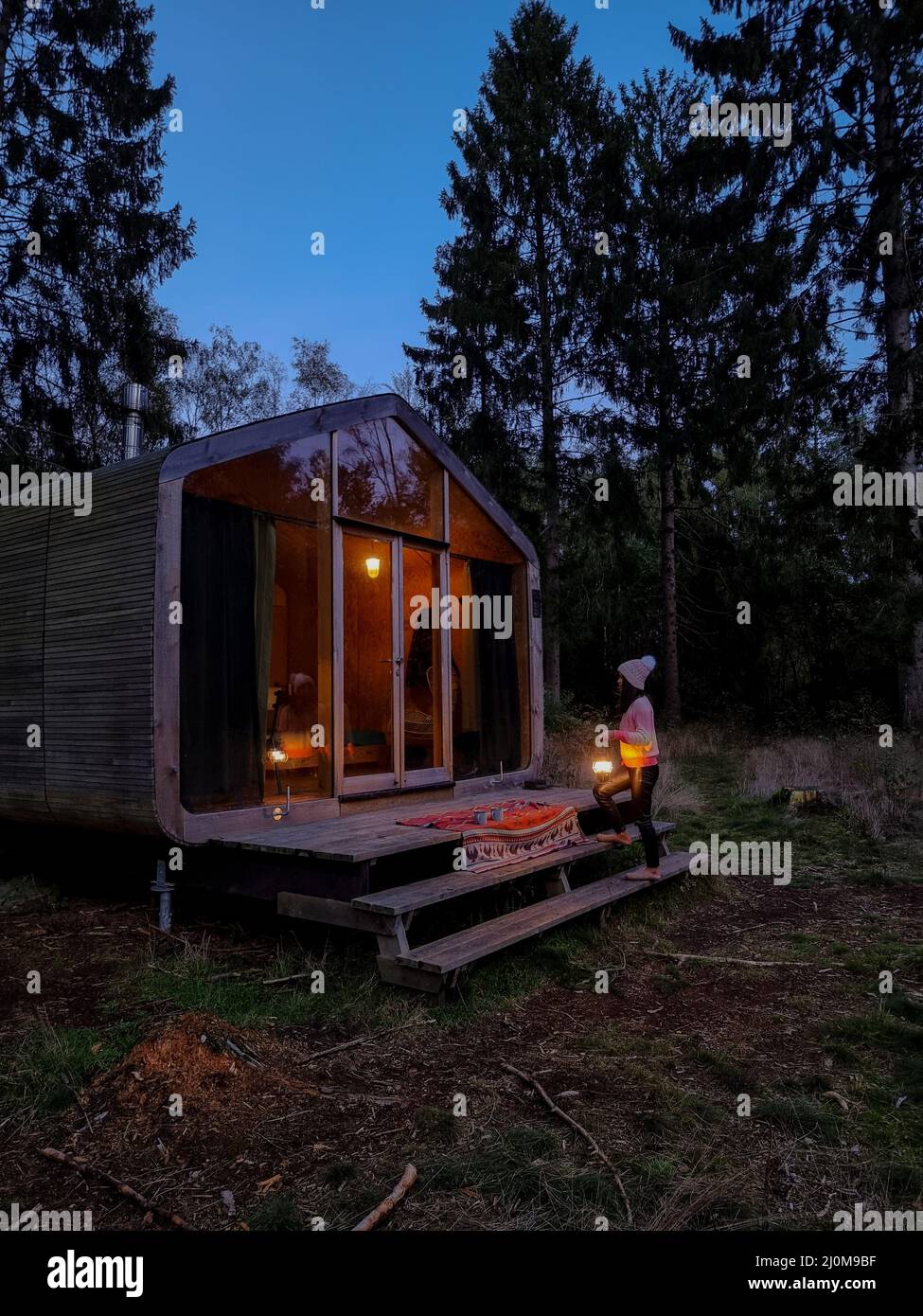 Capanna di legno nella foresta autunnale nei Paesi Bassi, cabina fuori  griglia, cabina di legno cerchiata da colorati alberi di caduta gialli e  rossi Foto stock - Alamy