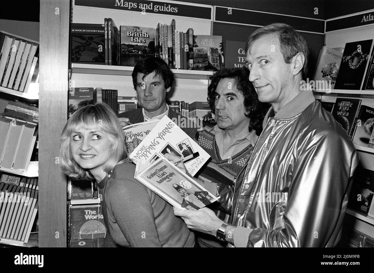 Tre della commedia di Monty Python, Michael Palin, Terry Jones e Graham Chapman, erano in WHSmith all'Holborn Circus firmando copie di alcuni dei loro libri. Sono raffigurati con Jina Ristori di Crystal Palace di 26 anni, che lavora nel negozio. 8th dicembre 1980. Foto Stock