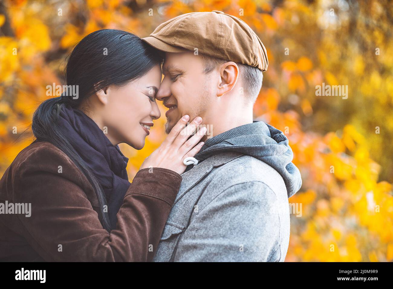 Caucasica autunno coppia faccia a faccia godere l'un l'altro. Calmo respiro della natura autunnale. Primo piano. Autunno sfondo Foto Stock