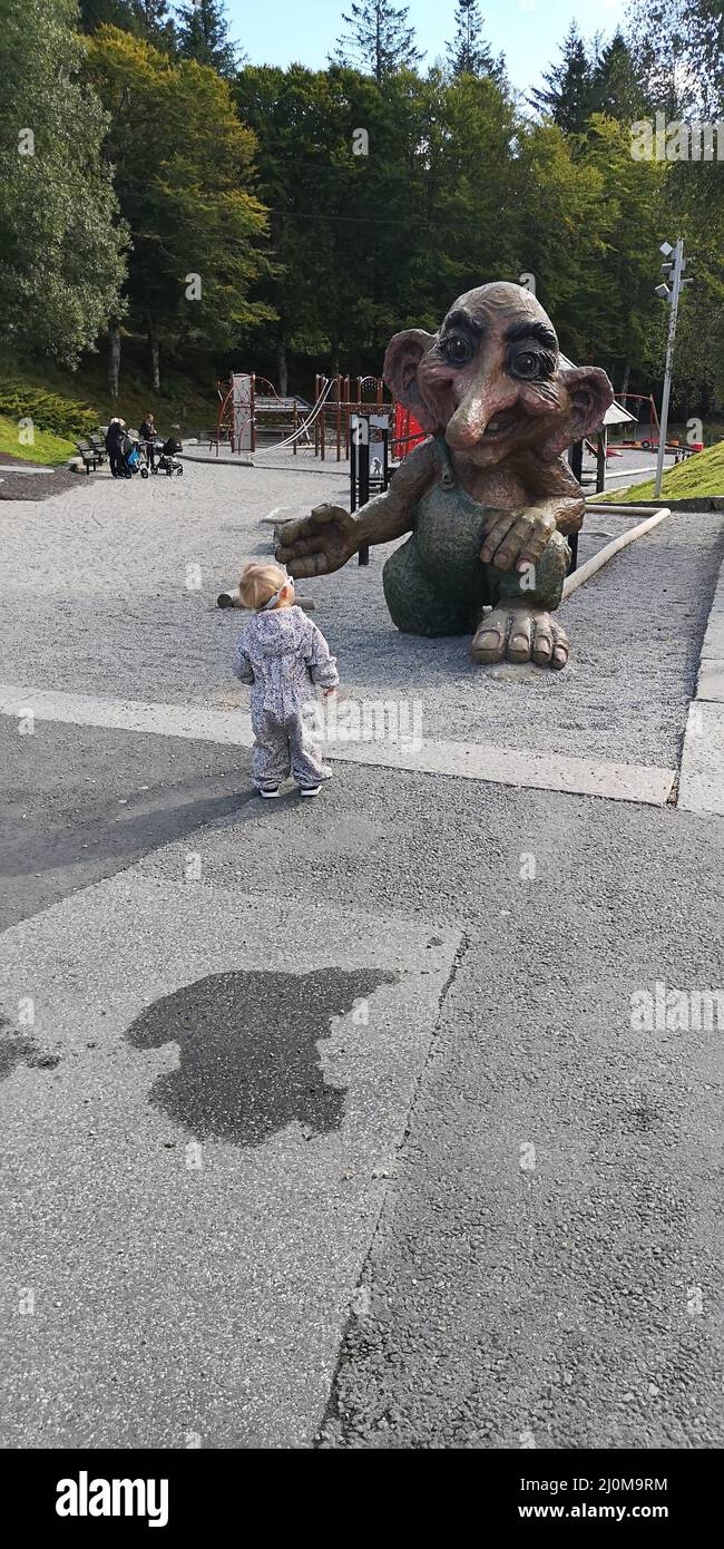 Il cordiale Troll norvegese dice ciao Foto Stock