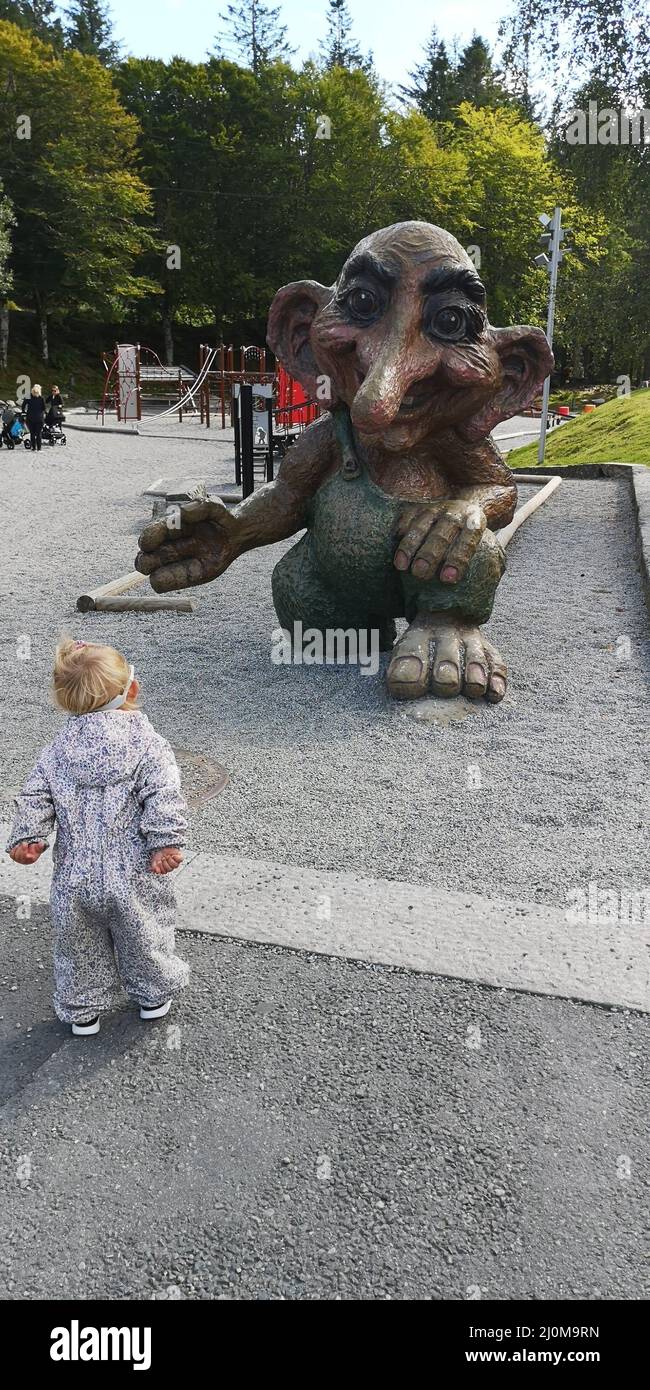 Il cordiale Troll norvegese dice ciao Foto Stock