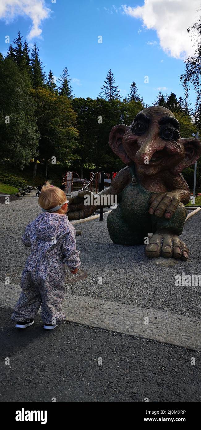 Il cordiale Troll norvegese dice ciao Foto Stock