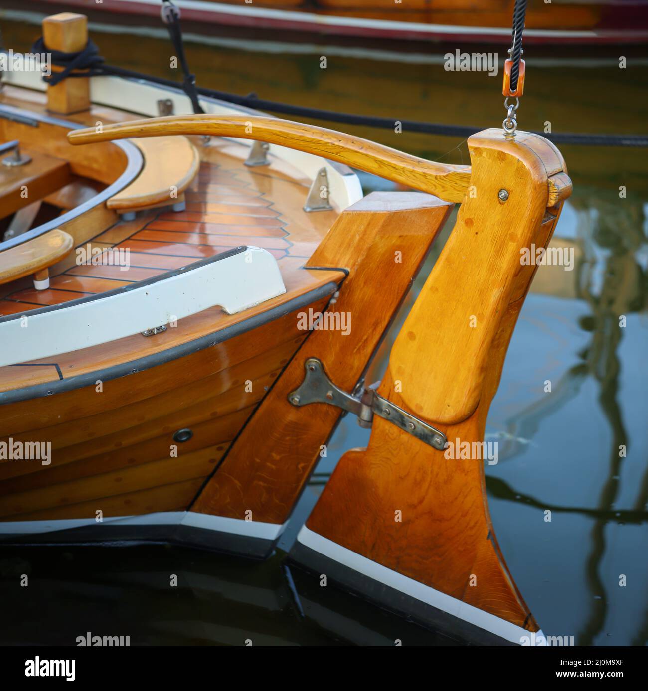 Dettagli di una barca a vela. una barca a vela con scafo in legno lavorato al meglio. Foto Stock