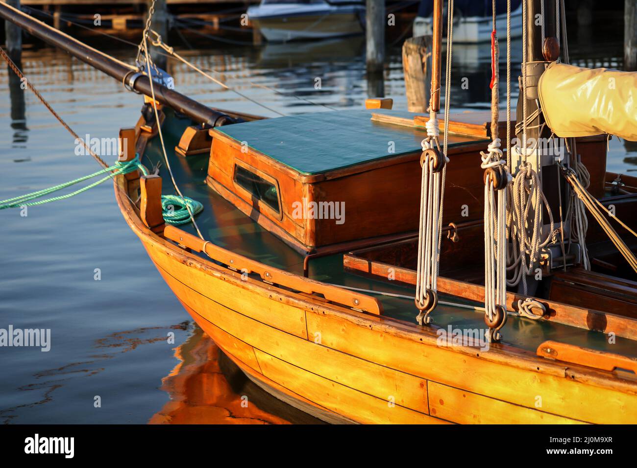 Dettagli di una barca a vela. una barca a vela con scafo in legno lavorato al meglio. Foto Stock