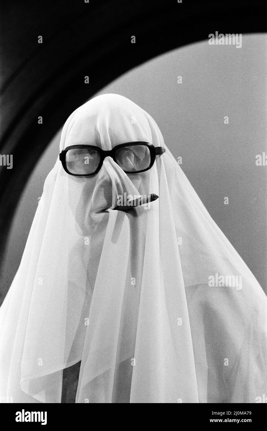 Foto mostra Eric Morecambe il Morecambe e Wise Christmas TV show 1980. Visto qui filmare Hamlet con Ernie Wise, Hannah Gordon come Ophelia e Peter Barkworth come Hamlet Picture scattato sul televisore mentre filma Picture scattato il 11th dicembre 1980 Foto Stock