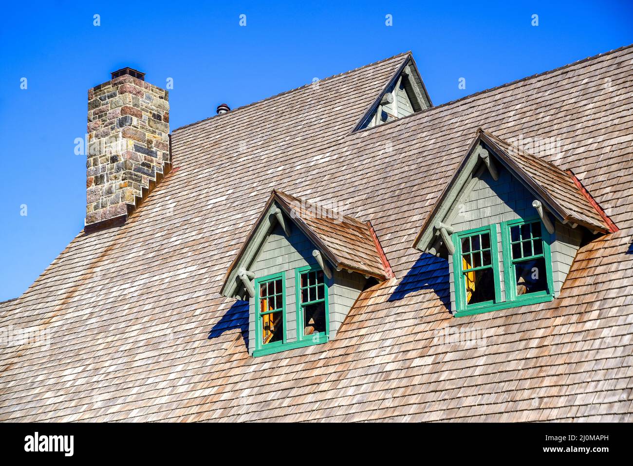 Cedar shake tetto e finestre dormer Foto Stock