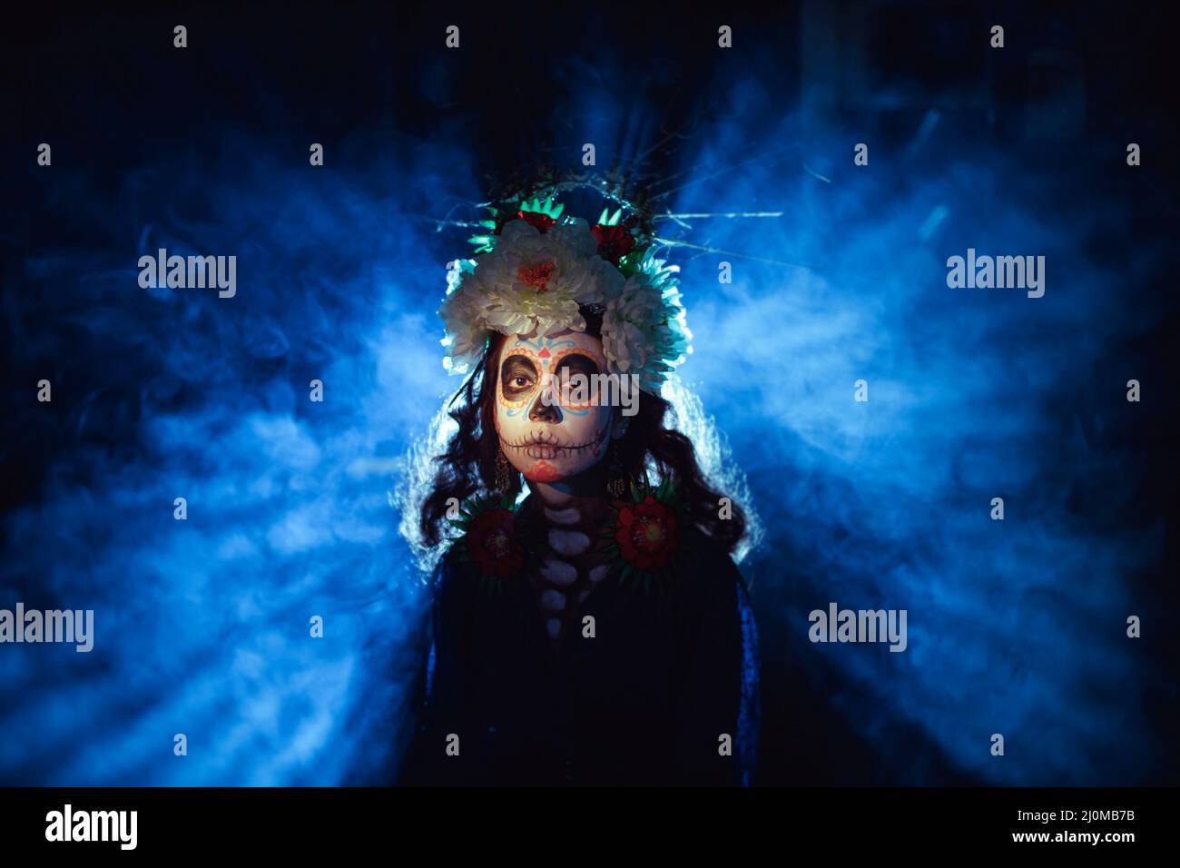 Donna con teschio messicano Halloween trucco sul suo viso. Giorno dei morti e Halloween Foto Stock