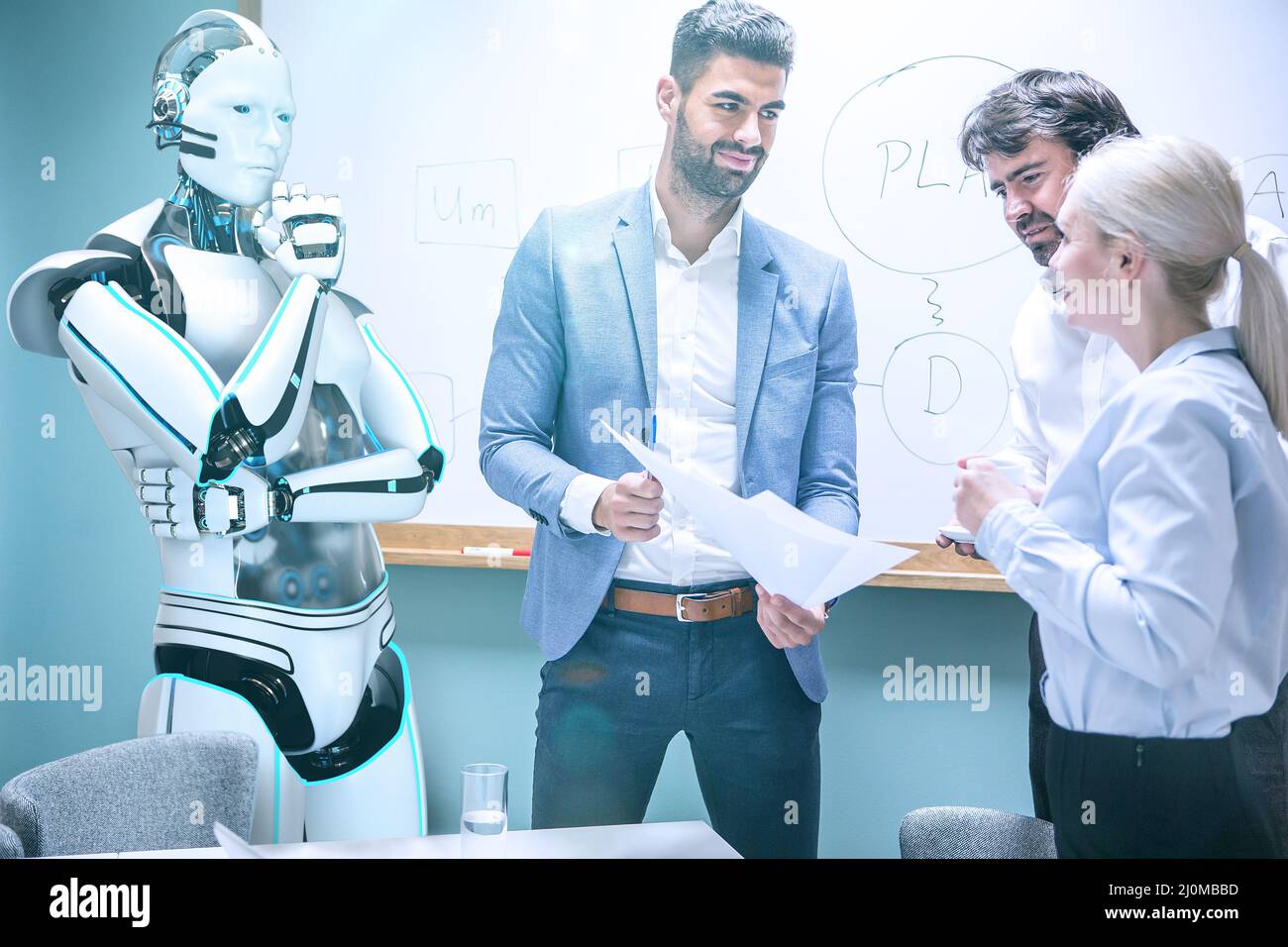 Uomini d'affari con sviluppo di progetti robot umanoidi Foto Stock